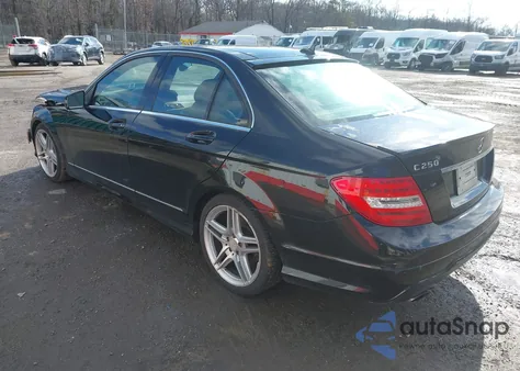 2013 Mercedes-Benz C 250 Luxury/Sport z USA, uszkodzony, nr VIN WDDGF4HB1DA773561